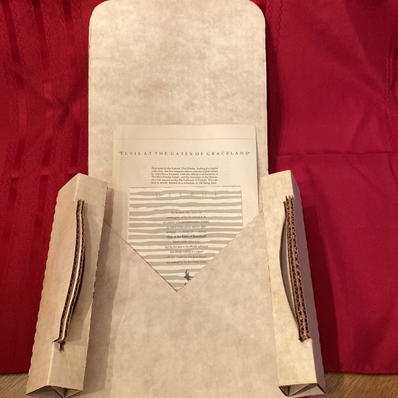 Elvis Presley: Looking at a Legend Delphi Collector Plate - 8 1/2” - Picture 6 of 7